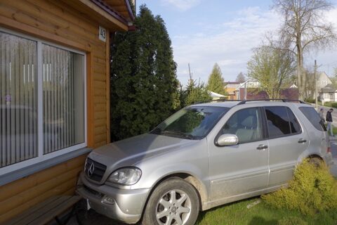 Utenoje į namo sieną įskriejo automobilis