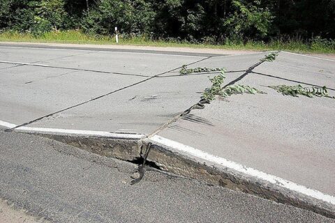 Karščių nėra, bet betono plokštės Molėtų plente jau kelia pavojų