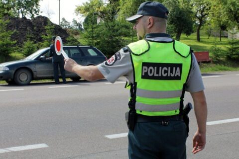 Policijos pareigūnai nutvėrė 14 neblaivių vairuotojų