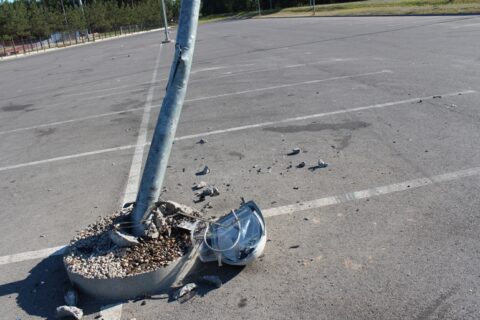 Sekmadienio vakaras Utenio stadione: virto apšvietimo stulpas
