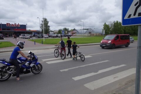 Perėjoje užpalietis partrenkė berniuką ir spruko
