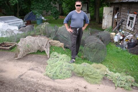 Ungurių mėgėjas namuose laikė draudžiamų žvejybos įrankių kolekciją