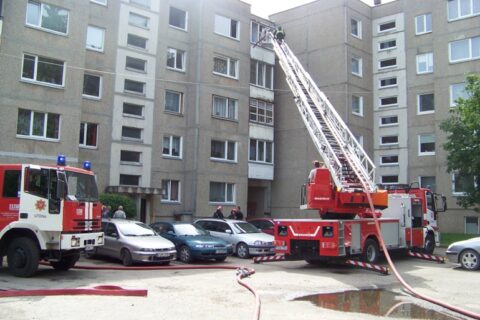 Taikos gatvėje degė butas