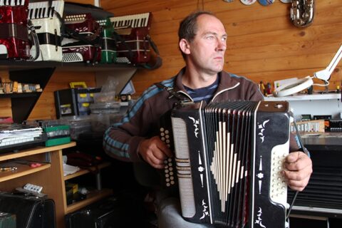 Kalvystės amato pramokęs daugailiškis muzikos instrumentus prikelia antram gyvenimui