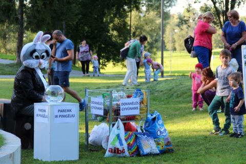 Uteniškiai aukojo gyvūnų globos namams