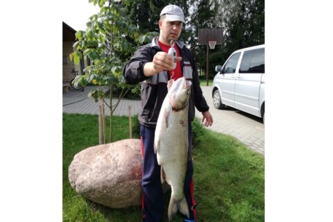 Žvejo sėkmė: užkibo 6,82 kilogramų salatis
