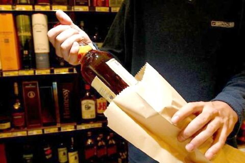 Alkoholinių gėrimų pardavėjai reikalaus dokumento kilus abejonėms dėl amžiaus