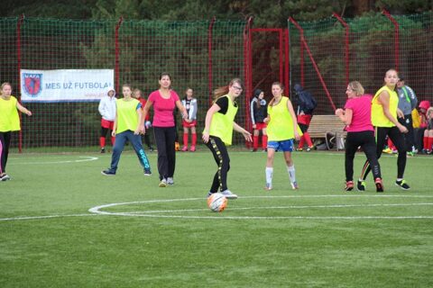 „Moterys už futbolą“ suvienijo per 100 dalyvių
