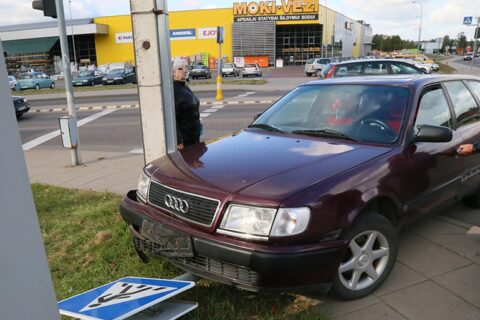 Senjoras sankryžą kirto degant raudonam šviesoforo signalui
