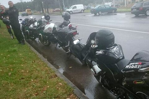Pasivažinėjimas motociklais Utenos gatvėmis baigėsi policijos komisariate