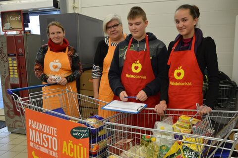 Dosniausiai „Maisto bankui“ aukojo „Utenos prekybos“ parduotuvių lankytojai