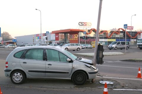 Vairuotoja rėžėsi į miesto centre stovintį šviesoforą