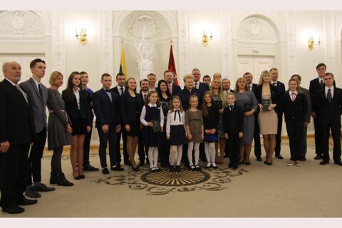 Prezidentūroje pasveikinti jubiliejinio Konstitucijos egzamino nugalėtojai
