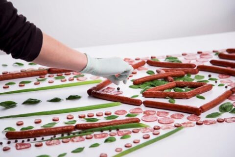 Utenos įmonės jubiliejui sukūrė juostą… iš mėsos