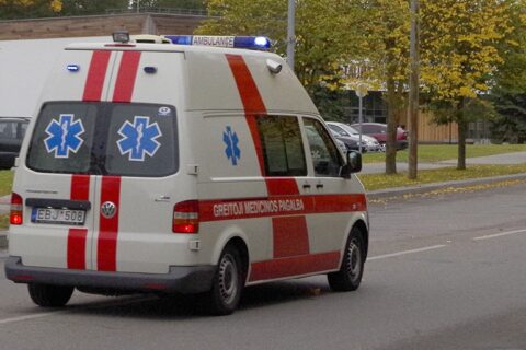 Nelaimė gatvėje: sutrikus sveikatai mirė mikroautobuso vairuotojas