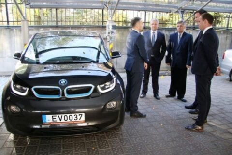 Magistraliniuose keliuose bus įrengta 10 naujų elektromobilių įkrovimo stotelių