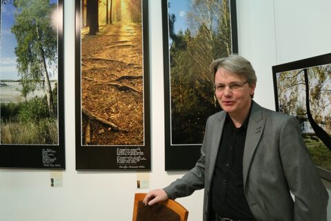 Trys banginiai, ant kurių laikosi Juozo Kaupo fotografijų paroda