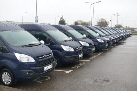 Į 20 neįgaliųjų organizacijų išvyko specialūs nauji mikroautobusai