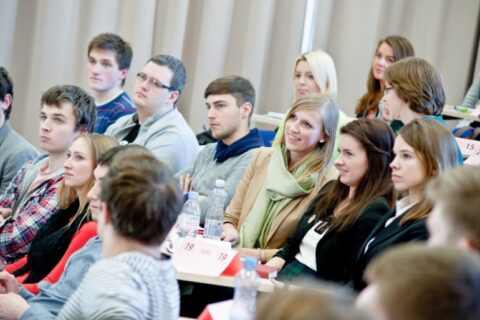 Geriausiems už mokslą mokantiems studentams – papildomos lėšos studijų kainos kompensavimui