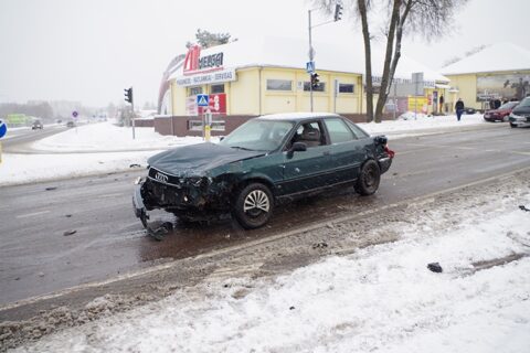 Judrioje sankryžoje susidūrė trys automobiliai