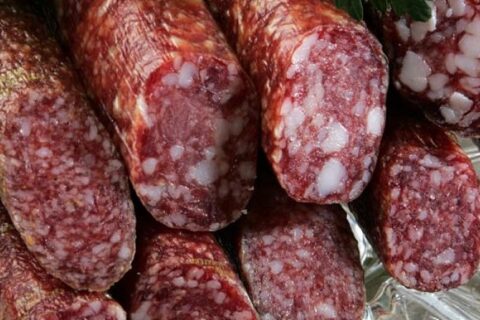Bakterijomis užteršta dešra Lietuvos rinkoje nebuvo išplatinta
