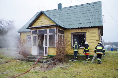 Bėdžių kaime liepsnojo namas