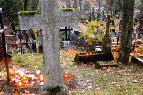 Pasibaigus Vėlinėms ragina neteršti amžinojo poilsio vietų