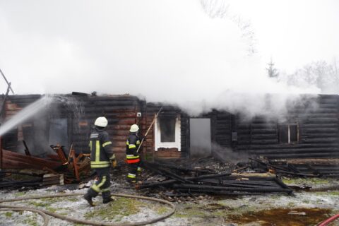 Ugnis visiškai pasiglemžė sodybą Lukošiūnuose