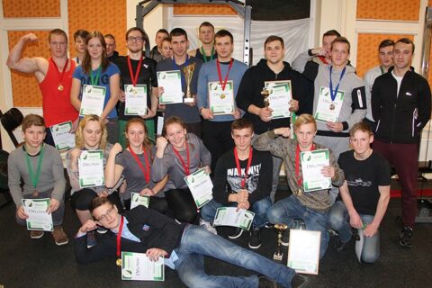 Mokinių štangos spaudimo varžybose dalyvavo Utenos sportininkai