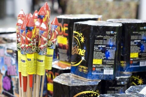 Pareigūnai tikrina pirotechnikos priemonių prekybos vietas