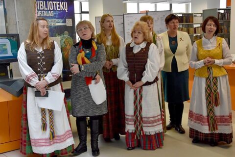Skaitytojus pasitiko apsirengusios tautiniais kostiumais