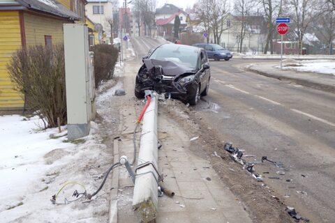 Mieste automobilis nuvertė stulpą