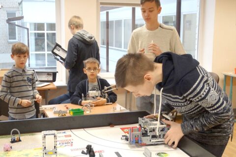 Robotus konstruojantys mokiniai rengiasi atsakingam startui