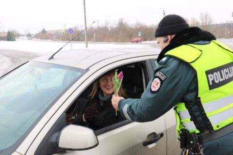 Kovo 8-oji: pavasariniai žiedai moterims iš pareigūnų rankų