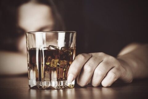 Tyrimas atskleidė skaudžią tiesą: daugiausia girtuokliaujama kaime
