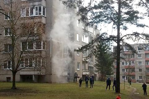 Daugiabučio namo rūsyje kilusio gaisro metu nukentėjo neįgalusis