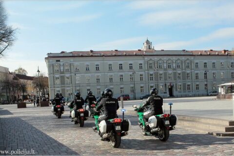 Policijos pareigūnai pradeda patruliuoti motociklais