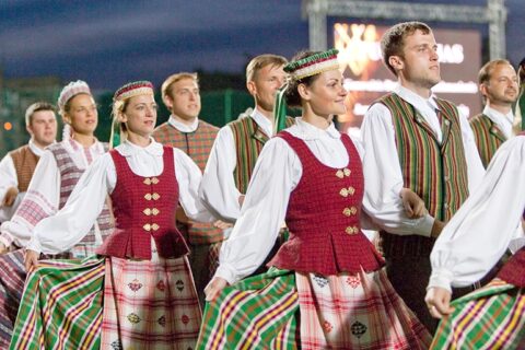 Liaudiškų šokių konkurse „Pora už poros“ – keturi tūkstančiai šokėjų