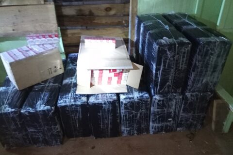 Pasieniečių laimikis – kontrabandinės cigaretės, du jų krovikai ir nesąžiningi kolegos