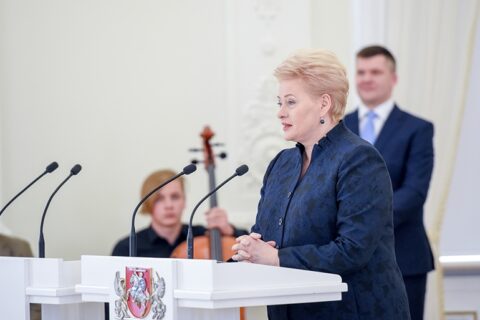 Prezidentūroje apdovanojo daugiavaikes motinas