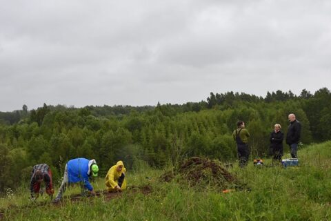 Archeologai aiškinasi Garnių piliakalnio priešistorę