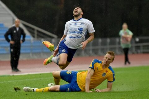 Prapliupęs lietus futbolo aikštelėje atnešė smagų reginį