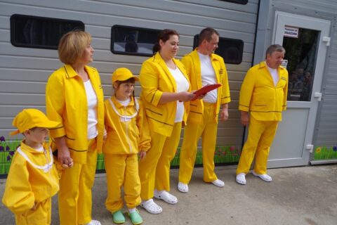 Mikėnų kaimo bitininkai it bitės sukasi saldžiame versle