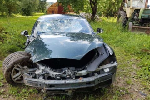 Alantos klebonas patyrė dar vieną avariją – su „Tesla“ trenkėsi į medį