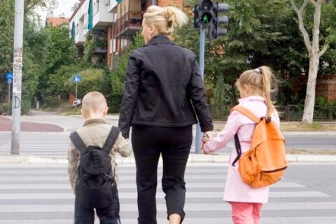 Į mokslo metų pradžią vaikus galės palydėti daugiau tėvų