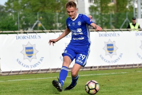 Futbolo pasaulyje: su kamuoliu – nuo vienerių