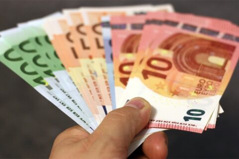 Nuo kitų metų didės mažiausiai uždirbančių darbuotojų algos