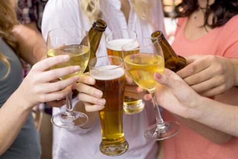 Vartojantiems alkoholinius gėrimus viešose vietose – griežtesnės baudos
