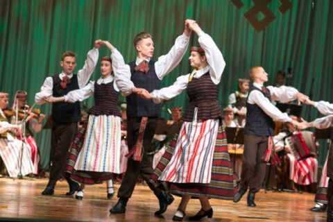 Dainos ir šokiai susijungė Jievaro tiltu