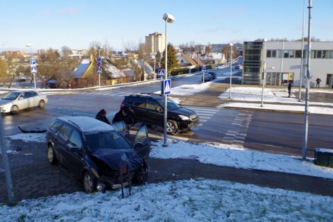 Nuo smūgio automobilis nuskriejo ant šaligatvio
